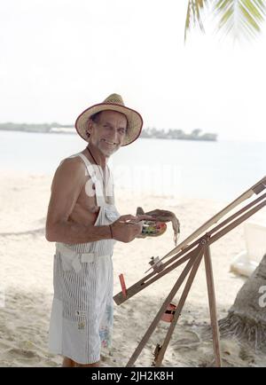 Ein französischer Maler malt am Strand. Point de Salines , St. Anne's Beach. Südküste von Martinique. Stockfoto