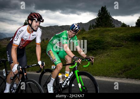 (Von L nach R) die Spanierin Ion Izagirre (Team Cofidis) und das belgische grüne Hemd Wout Van Aert (Team Jumbo-Visma) sind auf den letzten Kilometern des Col du Granon während der Etappe 11. der Cycling Tour de France 2022 in Aktion. Die 11. Etappe der Tour de France 2022 zwischen Albertville und dem Col du Granon mit einer Strecke von 151,7 km. Etappensieger ist der Däne Jonas Vingegaard (Jumbo Visma Team) Der auch den ersten Platz in der Gesamtwertung auf Kosten des Slowenen Tadej Pogacar (Team VAE Emirates) einnimmt. Kolumbianische Nairo Quintana (ARKEA Samsic t Stockfoto