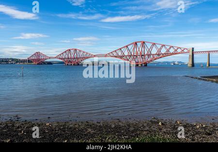 Die Forth Rail Bridge wurde im 19. Jahrhundert für Zugfahrten zwischen Edinburgh und den nördlichen Teilen Schottlands in South Queensferry in Schottland gebaut Stockfoto