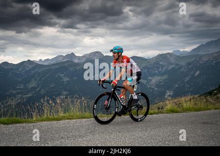 Der Belgier Philippe Gilbert (Team Lotto Soudal) in Aktion auf den letzten Kilometern der Steigung des Col du Granon während der Etappe 11. der Cycling Tour de France 2022. Die 11. Etappe der Tour de France 2022 zwischen Albertville und dem Col du Granon mit einer Strecke von 151,7 km. Etappensieger ist der Däne Jonas Vingegaard (Jumbo Visma Team) Der auch den ersten Platz in der Gesamtwertung auf Kosten des Slowenen Tadej Pogacar (Team VAE Emirates) einnimmt. Der Kolumbianer Nairo Quintana (Team ARKEA Samsic) belegte den zweiten Platz in der Etappe vor dem Franzosen Romain Bard Stockfoto