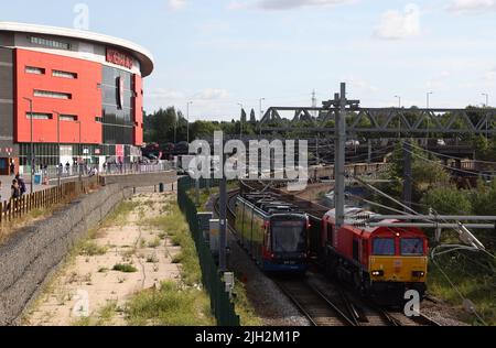 Rotherham, Großbritannien, 14.. Juli 2022. Züge fahren vor dem Spiel der UEFA Women's European Championship 2022 im New York Stadium, Rotherham, durch das Stadion. Bildnachweis sollte lauten: Darren Staples / Sportimage Credit: Sportimage/Alamy Live News Stockfoto