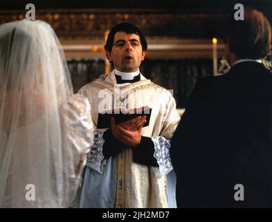 Rowan Atkinson Film: Four Weddings and A Funeral (UK 1994) Charaktere: Father Gerald - Wedding Two Regie: Mike Newell 20 January 1994 **WARNUNG** Dieses Foto ist nur für den redaktionellen Gebrauch bestimmt und unterliegt dem Copyright für VON der Film- oder Produktionsfirma beauftragte FILME UND/oder den Fotografen und kann nur von Publikationen im Zusammenhang mit der Bewerbung des oben genannten Films reproduziert werden. Eine obligatorische Gutschrift für DIE BEARBEITUNG VON TITELFILMEN ist erforderlich. Der Fotograf sollte auch bei Bekanntwerden des Fotos gutgeschrieben werden. Ohne schriftliche Genehmigung der Film Company kann keine kommerzielle Nutzung gewährt werden. Stockfoto