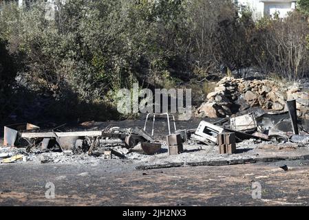 Nach dem Ausbruch eines Feuers im Dorf Raslina in der Nähe von Zadar, Kroatien, am 14. Juli 2022 wird eine verbrannte Deponie gesehen. Am Mittwoch, dem 13. Juli 2022, brachen in Dalmatien drei Brände aus - zwei in der Gespanschaft Sibenik-Knin und eines in der Gespanschaft Zadar. Viele Einheimische wurden evakuiert und über 300 Feuerwehrmänner und 50 Armeeangriffe setzen mit Unterstützung von drei Canadair-Löschflugzeugen und zwei Lufttraktoren ein Waldfeuer. Die Situation ist heute ruhiger und das Feuer breitet sich nicht mehr außer Kontrolle aus. Das Feuer hat Gras, Unterholz, Wälder, Olivenhaine und Weinberge auf schätzungsweise 3.000 Hektar erfasst Stockfoto