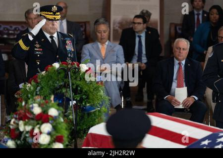 Washington DC, USA. 14.. Juli 2022. DER US-Vorsitzende der Generalstabschefs, General Mark Milley, begrüßt die Schatulle des Marine Chief Warrant Officer 4 Hershel Woodrow „Woody“ Williams, dem letzten überlebenden Träger der Ehrenmedaille des Zweiten Weltkriegs, Der in der Rotunde des US-Kapitols in Washington, DC, USA, am 14. Juli 2022 zu Ehren liegt. Der Veteran des Marine Corps, der am 29.. Juni starb, erhielt die höchste Auszeichnung des Landes für seine Aktionen auf Iwo Jima. Foto von ERIC LEE/Pool/ABACAPRESS.COM Quelle: Abaca Press/Alamy Live News Stockfoto