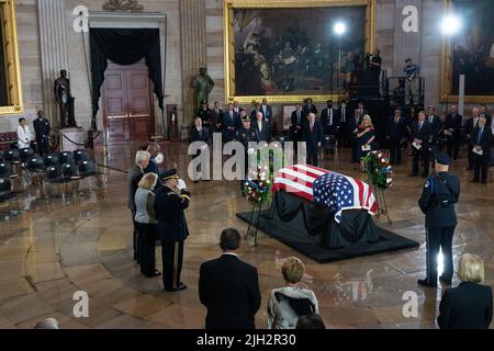 Washington DC, USA. 14.. Juli 2022. US-Verteidigungsminister Lloyd Austin und US-Minister Denis McDonough und US-Präsident des Joint Chiefs of Staff, General Mark Milley, zollen dem Marine Chief Warrant Officer 4 Hershel Woodrow „Woody“ Williams, dem letzten überlebenden Träger der Ehrenmedaille des Zweiten Weltkriegs, ihre Anerkennung. Der in der Rotunde des US-Kapitols in Washington, DC, USA, am 14. Juli 2022 zu Ehren liegt. Der Veteran des Marine Corps, der am 29.. Juni starb, erhielt die höchste Auszeichnung des Landes für seine Aktionen auf Iwo Jima. Foto von ERIC LEE/Pool/ABACAPRESS.COM Quelle: Abaca Press/Al Stockfoto