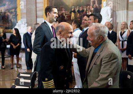 Washington DC, USA. 14.. Juli 2022. Leiter der Marineoperationen ADM. Mike Gilday, links, begrüßt den Empfänger der Ehrenmedaille, Col. Harvey ???Barney??? Barnum, Jr., vor dem fahnendrapierten Sarg mit den Resten von Hershel W. ???Woody???? Williams ist am Donnerstag, den 14. Juli 2022, im US-Kapitol in Washington zu Ehren. Williams, der letzte verbleibende Träger der Ehrenmedaille aus dem Zweiten Weltkrieg, starb im Alter von 98 Jahren. Foto von Alex Brandon/Pool/ABACAPRESS.COM Quelle: Abaca Press/Alamy Live News Stockfoto