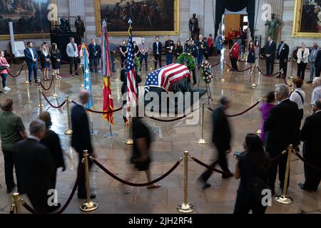 Menschen zahlen ihre Anerkennung in der Schatulle des Ehrenmedaillenempfängers des US Marine Corps Chief Warrant Officer 4 Hershel Woodrow 'Woody' Williams auf dem Capitol Hill in Washington, DC Washington, DC Freitag, 14. Juli 2022. Williams, 98, war der letzte überlebende Träger der Ehrenmedaille des Zweiten Weltkriegs und wird in der Capitol Rotunde liegen. (Foto von Chris Kleponis/Sipa USA) Quelle: SIPA USA/Alamy Live News Stockfoto