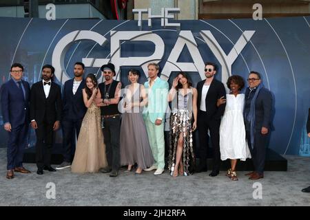 Los Angeles, Kalifornien. 13.. Juli 2022. LOS ANGELES - JUL 13: Joseph Russo, Dhanush, Rege´-Jean Page, Julia Butters, Billy Bob Thornton, Jessica Henwick, Ryan Gosling, Ana de Armas, Chris Evans, Alfre Woodard, Anthony Russo bei der The Grey man Premiere im TCL Chinese Theatre IMAX am 13. Juli 2022 in Los Angeles, CA bei der Ankunft für DIE GREY MAN Premiere, TCL Chinese Theatre, Los Angeles, CA, 13. Juli 2022. Kredit: Priscilla Grant/Everett Collection/Alamy Live Nachrichten Stockfoto