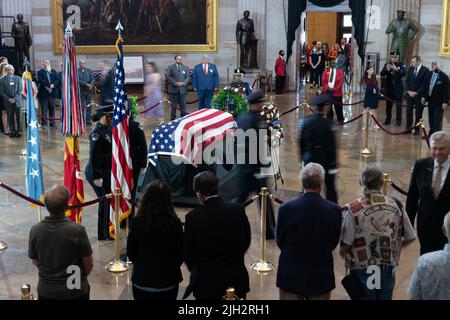 Menschen zahlen ihre Anerkennung in der Schatulle des Ehrenmedaillenempfängers des US Marine Corps Chief Warrant Officer 4 Hershel Woodrow 'Woody' Williams auf dem Capitol Hill in Washington, DC Washington, DC Freitag, 14. Juli 2022. Williams, 98, war der letzte überlebende Träger der Ehrenmedaille des Zweiten Weltkriegs und wird in der Capitol Rotunde liegen. (Foto von Chris Kleponis/Sipa USA) Quelle: SIPA USA/Alamy Live News Stockfoto