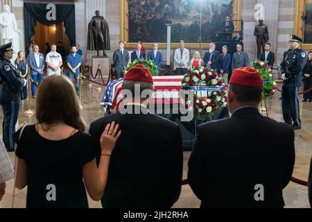 Menschen zahlen ihre Anerkennung in der Schatulle des Ehrenmedaillenempfängers des US Marine Corps Chief Warrant Officer 4 Hershel Woodrow 'Woody' Williams auf dem Capitol Hill in Washington, DC Washington, DC Freitag, 14. Juli 2022. Williams, 98, war der letzte überlebende Träger der Ehrenmedaille des Zweiten Weltkriegs und wird in der Capitol Rotunde liegen. (Foto von Chris Kleponis/Sipa USA) Quelle: SIPA USA/Alamy Live News Stockfoto