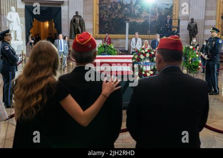 Menschen zahlen ihre Anerkennung in der Schatulle des Ehrenmedaillenempfängers des US Marine Corps Chief Warrant Officer 4 Hershel Woodrow 'Woody' Williams auf dem Capitol Hill in Washington, DC Washington, DC Freitag, 14. Juli 2022. Williams, 98, war der letzte überlebende Träger der Ehrenmedaille des Zweiten Weltkriegs und wird in der Capitol Rotunde liegen. (Foto von Chris Kleponis/Sipa USA) Quelle: SIPA USA/Alamy Live News Stockfoto