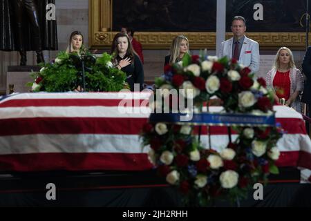 Menschen zahlen ihre Anerkennung in der Schatulle des Ehrenmedaillenempfängers des US Marine Corps Chief Warrant Officer 4 Hershel Woodrow 'Woody' Williams auf dem Capitol Hill in Washington, DC Washington, DC Freitag, 14. Juli 2022. Williams, 98, war der letzte überlebende Träger der Ehrenmedaille des Zweiten Weltkriegs und wird in der Capitol Rotunde liegen. (Foto von Chris Kleponis/Sipa USA) Quelle: SIPA USA/Alamy Live News Stockfoto