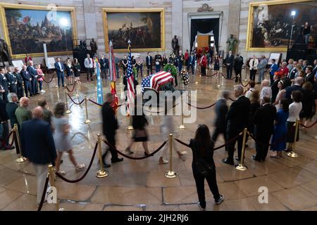 Menschen zahlen ihre Anerkennung in der Schatulle des Ehrenmedaillenempfängers des US Marine Corps Chief Warrant Officer 4 Hershel Woodrow 'Woody' Williams auf dem Capitol Hill in Washington, DC Washington, DC Freitag, 14. Juli 2022. Williams, 98, war der letzte überlebende Träger der Ehrenmedaille des Zweiten Weltkriegs und wird in der Capitol Rotunde liegen. (Foto von Chris Kleponis/Sipa USA) Quelle: SIPA USA/Alamy Live News Stockfoto