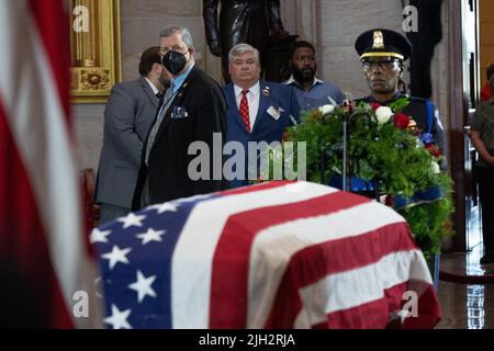 Menschen zahlen ihre Anerkennung in der Schatulle des Ehrenmedaillenempfängers des US Marine Corps Chief Warrant Officer 4 Hershel Woodrow 'Woody' Williams auf dem Capitol Hill in Washington, DC Washington, DC Freitag, 14. Juli 2022. Williams, 98, war der letzte überlebende Träger der Ehrenmedaille des Zweiten Weltkriegs und wird in der Capitol Rotunde liegen. (Foto von Chris Kleponis/Sipa USA) Quelle: SIPA USA/Alamy Live News Stockfoto