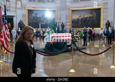 Menschen zahlen ihre Anerkennung in der Schatulle des Ehrenmedaillenempfängers des US Marine Corps Chief Warrant Officer 4 Hershel Woodrow 'Woody' Williams auf dem Capitol Hill in Washington, DC Washington, DC Freitag, 14. Juli 2022. Williams, 98, war der letzte überlebende Träger der Ehrenmedaille des Zweiten Weltkriegs und wird in der Capitol Rotunde liegen. (Foto von Chris Kleponis/Sipa USA) Quelle: SIPA USA/Alamy Live News Stockfoto