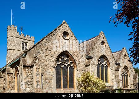 Das Äußere der St. Leonards Kirche, Heston, West London UK, mit wiederaufgebauten viktorianischen Kirchenschiff und restaurierten Turm aus dem 14.. Jahrhundert Stockfoto