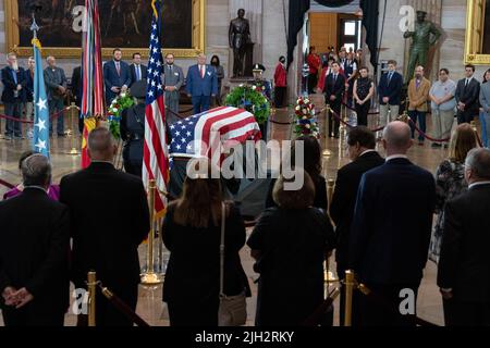 Menschen zahlen ihre Anerkennung in der Schatulle des Ehrenmedaillenempfängers des US Marine Corps Chief Warrant Officer 4 Hershel Woodrow 'Woody' Williams auf dem Capitol Hill in Washington, DC Washington, DC Freitag, 14. Juli 2022. Williams, 98, war der letzte überlebende Träger der Ehrenmedaille des Zweiten Weltkriegs und wird in der Capitol Rotunde liegen. (Foto von Chris Kleponis/Sipa USA) Quelle: SIPA USA/Alamy Live News Stockfoto