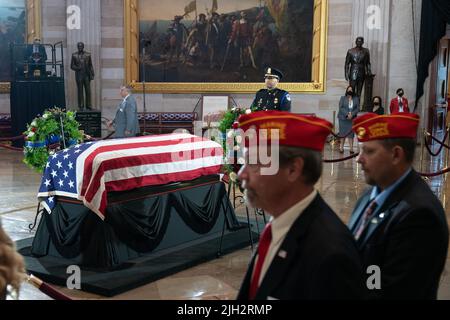 Menschen zahlen ihre Anerkennung in der Schatulle des Ehrenmedaillenempfängers des US Marine Corps Chief Warrant Officer 4 Hershel Woodrow 'Woody' Williams auf dem Capitol Hill in Washington, DC Washington, DC Freitag, 14. Juli 2022. Williams, 98, war der letzte überlebende Träger der Ehrenmedaille des Zweiten Weltkriegs und wird in der Capitol Rotunde liegen. (Foto von Chris Kleponis/Sipa USA) Quelle: SIPA USA/Alamy Live News Stockfoto