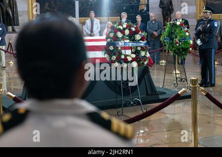 Menschen zahlen ihre Anerkennung in der Schatulle des Ehrenmedaillenempfängers des US Marine Corps Chief Warrant Officer 4 Hershel Woodrow 'Woody' Williams auf dem Capitol Hill in Washington, DC Washington, DC Freitag, 14. Juli 2022. Williams, 98, war der letzte überlebende Träger der Ehrenmedaille des Zweiten Weltkriegs und wird in der Capitol Rotunde liegen. (Foto von Chris Kleponis/Sipa USA) Quelle: SIPA USA/Alamy Live News Stockfoto