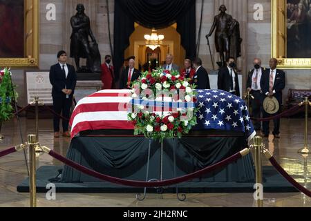 Die Schatulle des Ehrenmedaillenempfängers U.S. Marine Corps Chief Warrant Officer 4 Hershel Woodrow 'Woody' Williams, als er zu Ehren auf dem Capitol Hill in Washington, DC liegt Washington, DC Freitag, 14. Juli 2022. Williams, 98, war der letzte überlebende Träger der Ehrenmedaille des Zweiten Weltkriegs und wird in der Capitol Rotunde liegen. (Foto von Chris Kleponis/Sipa USA) Quelle: SIPA USA/Alamy Live News Stockfoto