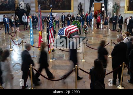 Menschen zahlen ihre Anerkennung in der Schatulle des Ehrenmedaillenempfängers des US Marine Corps Chief Warrant Officer 4 Hershel Woodrow 'Woody' Williams auf dem Capitol Hill in Washington, DC Washington, DC Freitag, 14. Juli 2022. Williams, 98, war der letzte überlebende Träger der Ehrenmedaille des Zweiten Weltkriegs und wird in der Capitol Rotunde liegen. (Foto von Chris Kleponis/Sipa USA) Quelle: SIPA USA/Alamy Live News Stockfoto