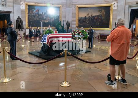 Menschen zahlen ihre Anerkennung in der Schatulle des Ehrenmedaillenempfängers des US Marine Corps Chief Warrant Officer 4 Hershel Woodrow 'Woody' Williams auf dem Capitol Hill in Washington, DC Washington, DC Freitag, 14. Juli 2022. Williams, 98, war der letzte überlebende Träger der Ehrenmedaille des Zweiten Weltkriegs und wird in der Capitol Rotunde liegen. (Foto von Chris Kleponis/Sipa USA) Quelle: SIPA USA/Alamy Live News Stockfoto