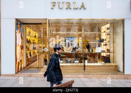 Madrid, Spanien. 26. März 2022. Ein Fußgänger geht am italienischen Bekleidungsgeschäft der Luxusmarke Furla in Spanien vorbei. (Bild: © Xavi Lopez/SOPA Images via ZUMA Press Wire) Stockfoto