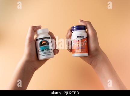 L-Tryptophan Quelle Naturstoffe, JETZT Lebensmittel, High Potenz Vitamin D3, 5.000 IU, 240 Kapseln Vitamine von iHerb in der Hand zu halten. Nahrungsergänzungsmittel. Medikamente für die Gesundheit. Kiew, Ukraine - 13. Juli 2022 Stockfoto