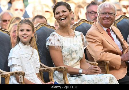 Prinzessin Estelle, Kronprinzessin Victoria, König Carl Gustaf bei der Feier des 45.. Geburtstages von Kronprinzessin Victoria in der Burgruine Borgholm, Schweden, 14. Juli 2022.Foto: Jonas Ekströmer / TT / kod 10030 Stockfoto