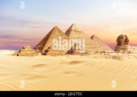 Der große Pyramidenkomplex in der Wüste von Gizeh, Ägypten Stockfoto