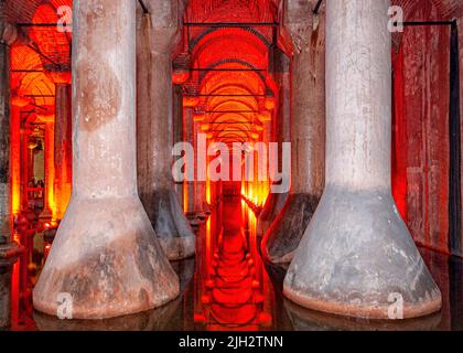 ISTANBUL, TÜRKEI - 11. APRIL 2011: Die Basilika Zisterne oder Zisterna Basilika, ist die größte von mehreren hundert alten Zisternen, die unter der liegen Stockfoto