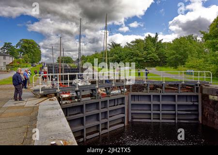 DAS TREPPENTOR DES FORT WILLIAM CALEDONIAN CANAL NEPTUNES SCHLIESST AN YACHTEN IN EINER DER 8 SCHLEUSEN Stockfoto