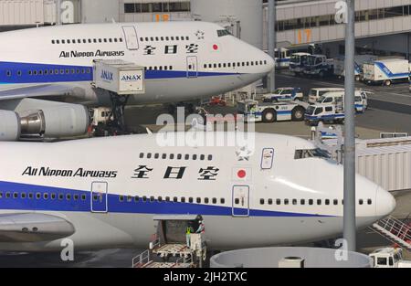 UM die Jahrhundertwende in Tokio begann ANA, die hochdichten Jumbo Jets auf Inlandsstrecken durch die moderne Boeing 777-300 zu ersetzen. Haneda JP Stockfoto