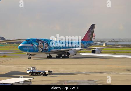 Der JAL Jumbo Jet zum Gedenken an Mikey Mouse und Disney World wurde auf Inlandsstrecken in Japan, Tokio, geplant.Haneda JP Stockfoto