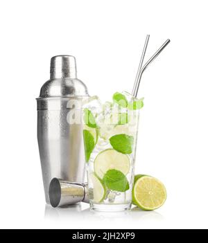 Mojito-Cocktail und Cocktailshaker. Isoliert auf weißem Hintergrund Stockfoto