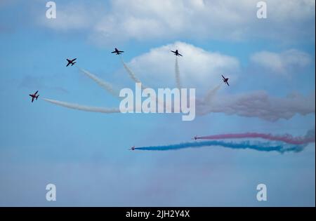 Die Red Arrows sind das Elite-Flugteam der Royal Air Force. Sie führen regelmäßig atemberaubende Darstellungen von Präzisionsflügen mit hoher Geschwindigkeit durch Stockfoto