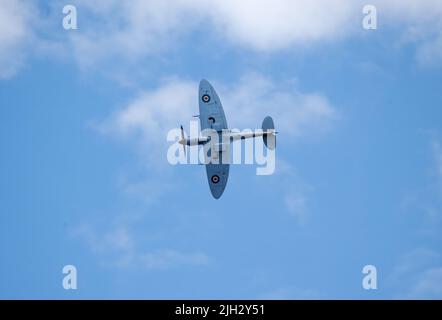 Der klassische elliptische Flügelumriss der Supermarine Spitfire, einem klassischen Kampfflugzeug aus dem Zweiten Weltkrieg. Flugzeuge machen immer noch öffentliche Ausstellungen Stockfoto