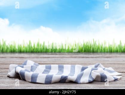 Holztisch mit Tischdecke und Kopierer Platz für Ihr Produkt Stockfoto