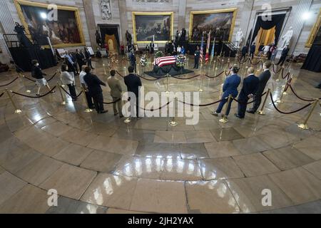 Washington DC, USA. 14.. Juli 2022. Die Fahnenschachtel mit den Resten von Hershel 'Woody' Williams liegt am Donnerstag, dem 14. Juli 2022, im US-Kapitol in Washington, DC, zu Ehren. Williams, der letzte verbleibende Träger der Ehrenmedaille aus dem Zweiten Weltkrieg, starb im Alter von 98 Jahren. Pool Foto von Alex Brandon/UPI Kredit: UPI/Alamy Live News Stockfoto