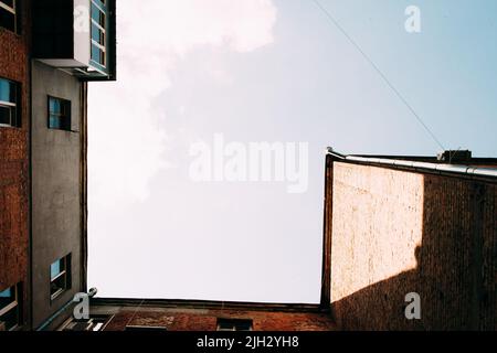 Blick von unten auf altes Ziegelhaus mit blauem Himmel Stockfoto