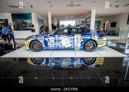 Präsentation des BMW 8 X Jeff Koons am 14. Juli 2022 in Zagreb, Kroatien. Der 8 X Jeff Koons ist ein limitiertes BMW M850i Gran Coupé von 2023, das vom amerikanischen Künstler Jeff Koons entworfen wurde. BMW wird weltweit nur 99 Exemplare des Fahrzeugs verkaufen. Stockfoto