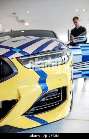 Präsentation des BMW 8 X Jeff Koons am 14. Juli 2022 in Zagreb, Kroatien. Der 8 X Jeff Koons ist ein limitiertes BMW M850i Gran Coupé von 2023, das vom amerikanischen Künstler Jeff Koons entworfen wurde. BMW wird weltweit nur 99 Exemplare des Fahrzeugs verkaufen. Stockfoto