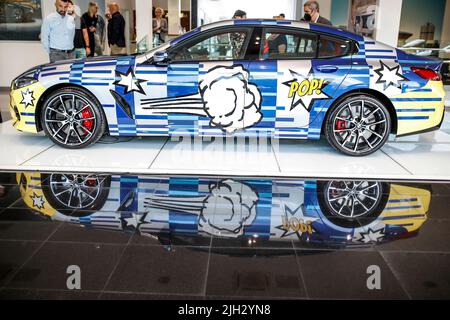 Präsentation des BMW 8 X Jeff Koons am 14. Juli 2022 in Zagreb, Kroatien. Der 8 X Jeff Koons ist ein limitiertes BMW M850i Gran Coupé von 2023, das vom amerikanischen Künstler Jeff Koons entworfen wurde. BMW wird weltweit nur 99 Exemplare des Fahrzeugs verkaufen. Stockfoto