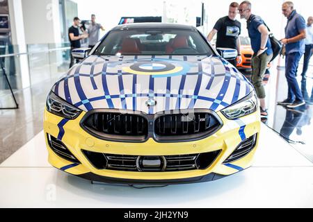 Präsentation des BMW 8 X Jeff Koons am 14. Juli 2022 in Zagreb, Kroatien. Der 8 X Jeff Koons ist ein limitiertes BMW M850i Gran Coupé von 2023, das vom amerikanischen Künstler Jeff Koons entworfen wurde. BMW wird weltweit nur 99 Exemplare des Fahrzeugs verkaufen. Stockfoto