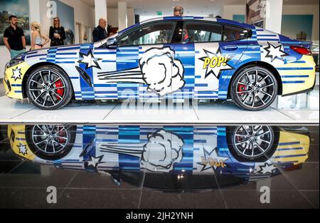 Präsentation des BMW 8 X Jeff Koons am 14. Juli 2022 in Zagreb, Kroatien. Der 8 X Jeff Koons ist ein limitiertes BMW M850i Gran Coupé von 2023, das vom amerikanischen Künstler Jeff Koons entworfen wurde. BMW wird weltweit nur 99 Exemplare des Fahrzeugs verkaufen. Stockfoto