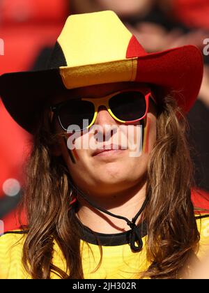 Rotherham, Großbritannien, 14.. Juli 2022. Ein belgischer Fan vor dem Spiel der UEFA Women's European Championship 2022 im New York Stadium, Rotherham. Bildnachweis sollte lauten: Darren Staples / Sportimage Credit: Sportimage/Alamy Live News Stockfoto