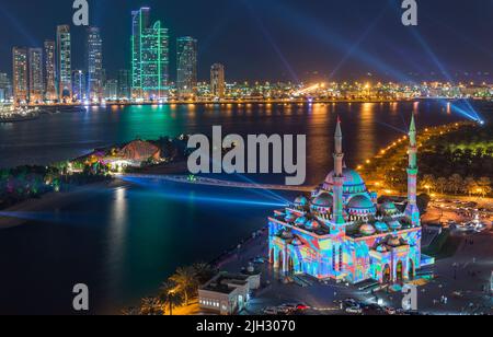 Wunderschöne Luftaufnahme der Sharjah Al Noor Moschee während des Sharjah Light Festivals, Vereinigte Arabische Emirate Stockfoto