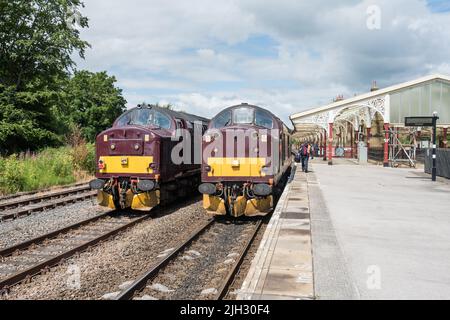 Diesel der Klasse 37, elektrisch, 37706 und 37676, auf benachbarten Linien an der Hellifield-Station 14. Jjuly 2022 Stockfoto