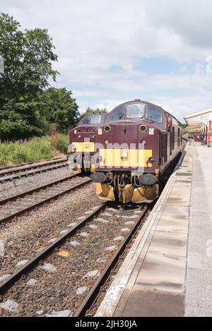 Diesel der Klasse 37, elektrisch, 37706 und 37676, auf benachbarten Linien an der Hellifield-Station 14. Jjuly 2022 Stockfoto