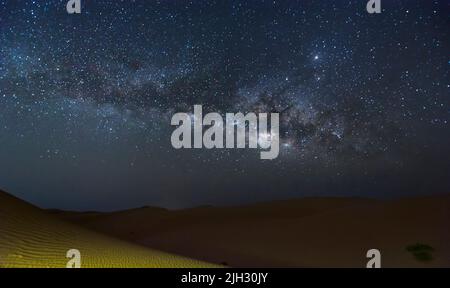 Milchstraßengalaxie aus einer dunklen Nacht in der Wüste Abudhabi, Vereinigte Arabische Emirate Stockfoto